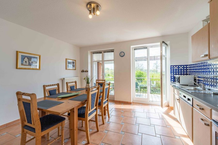 Wohnzimmer mit Kamin und Panorama-Meerblick